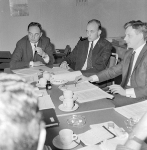 859357 Afbeelding van de werkgroep Stimurail tijdens een vergadering in het hoofdgebouw III van de N.S. te Utrecht. ...